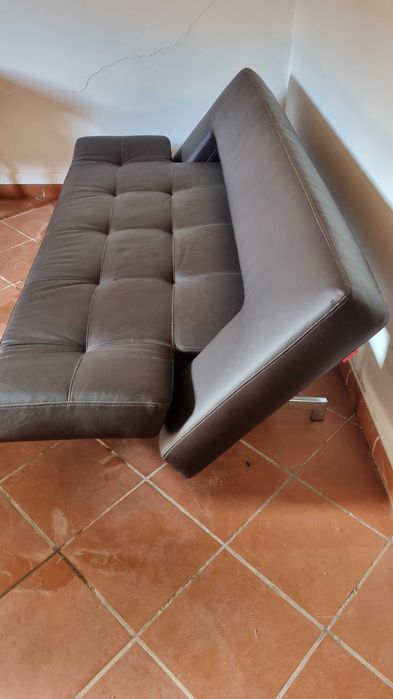Sofá clik-clak em pele cor castanho escuro