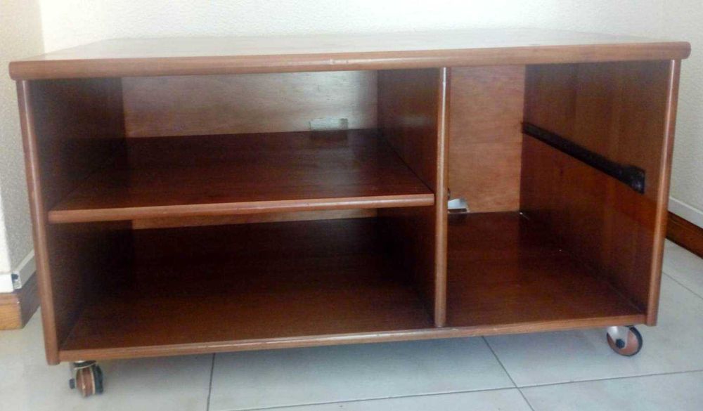 Móvel em madeira, com rodas (TV / multimédia, contemporâneo)