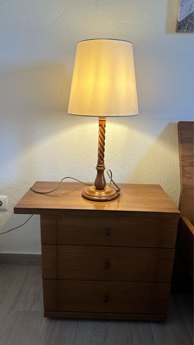 2 candeeiros em madeira nobre