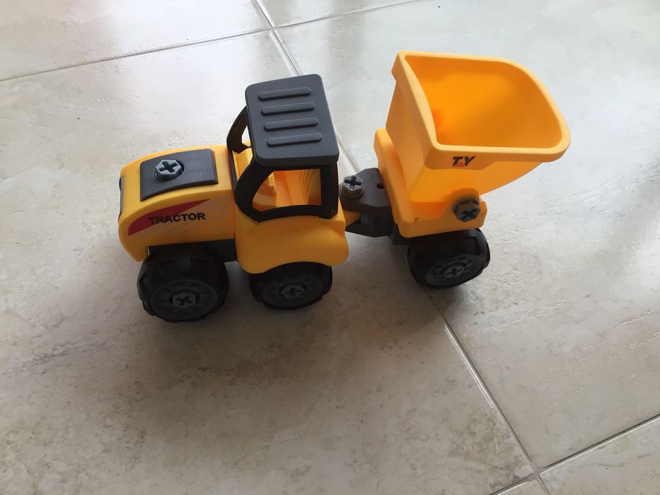 Conjunto de camiões e trator de criança para brincar