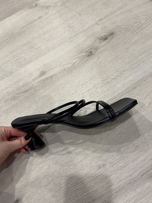 Чорні босоніжки