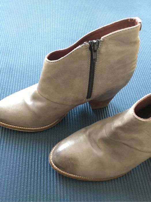 Skórzane botki na obcasie Clarks z TK Maxx