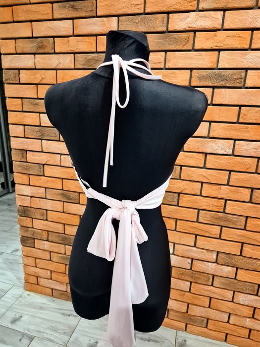 Top z odkrytymi plecami