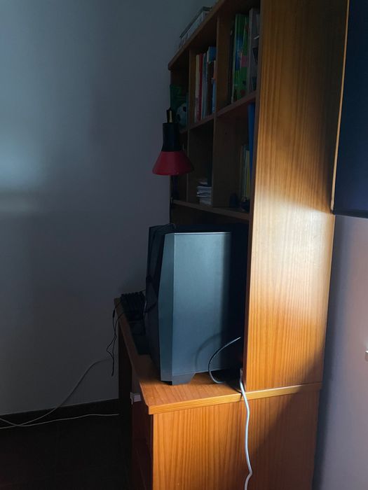 Escrevaninha com bastante arrumação