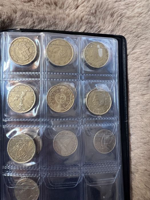 Vendo várias moedas 1€,0,50€,0,20€,0,10€