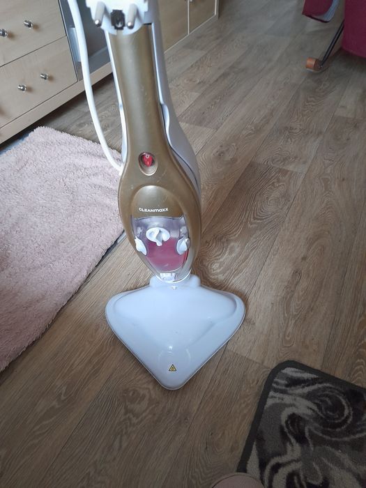 Parowar do mycia podłóg.