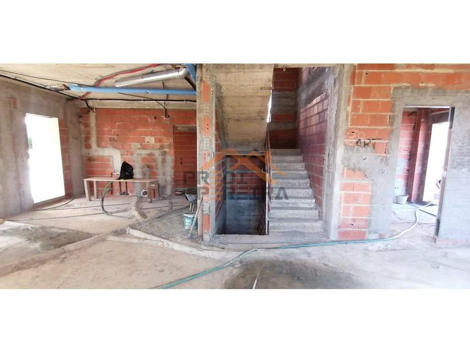 Moradia T4 em fase de construção, situada no Bairro Casal São Sebas...