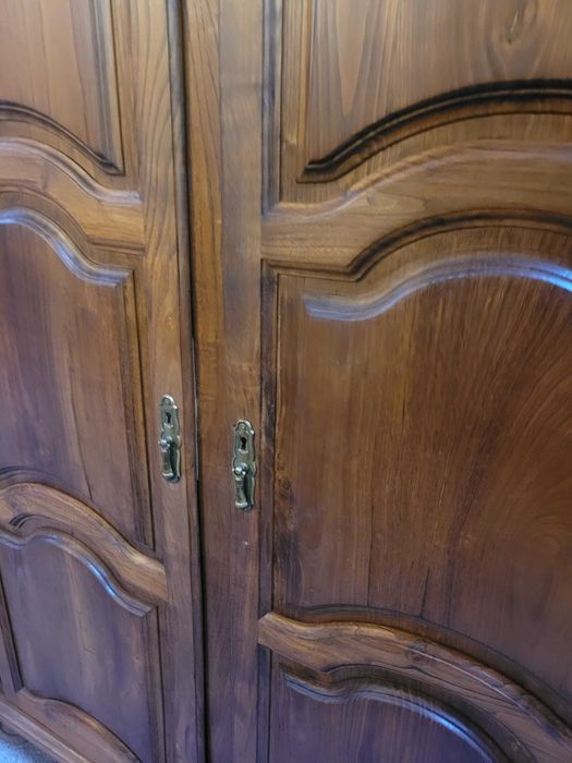 Roupeiro de duas portas em madeira maciça - Bom estado geral