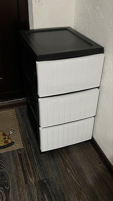 Пластиковий комод шафа тумбочка шухляди стелаж для книг полиця тумба