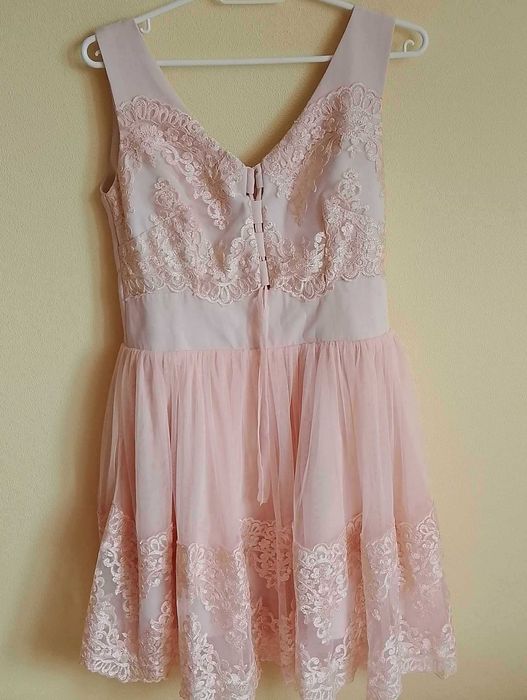 Elegancka koronkowa sukienka