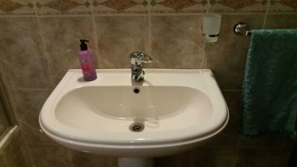 lavatorio Indusa com torneira misturadora Zetamix para casa de banho.