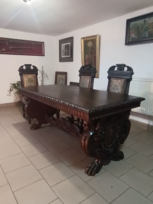 Stół w stylu barokowym z posiadłości gitarzysty Rolling Stones