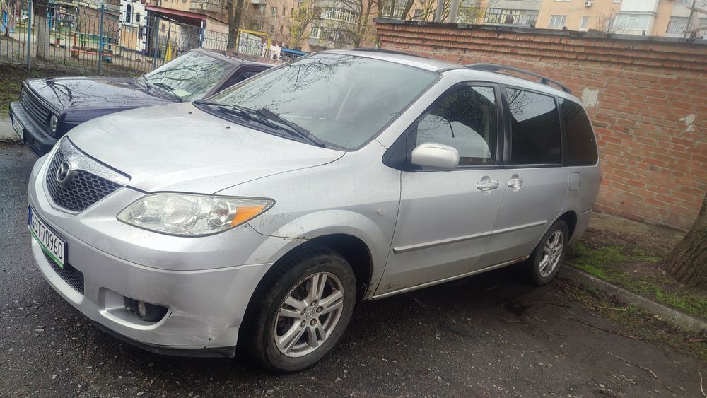 Мазда MPV автомобіль
