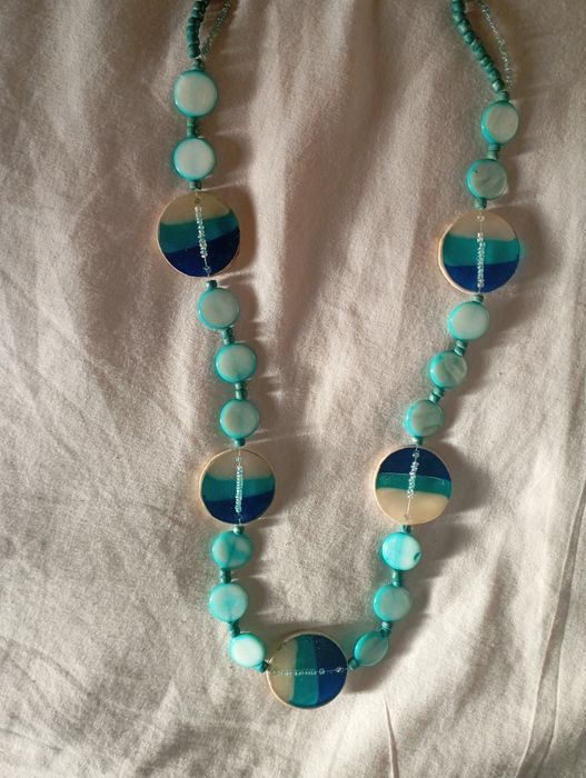 Colar em tons de azul