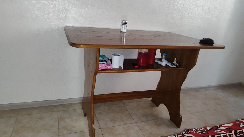 Продам дубовый стол и 6 дубовых табуреток