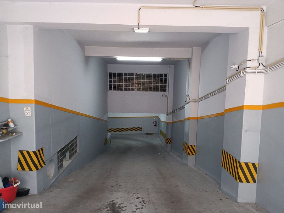 Garagem com 435 m² para 20 viaturas – Rua Duque de Palmela, Lisboa