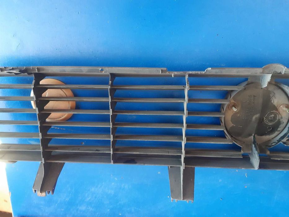 Grill przedni atrapa przód Vw Passat B2 321853653G