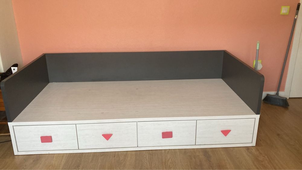 Quarto solteiro cama e secretária