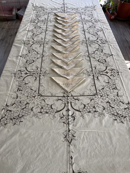 Toalha de mesa em algodão com bordado richelieu manual