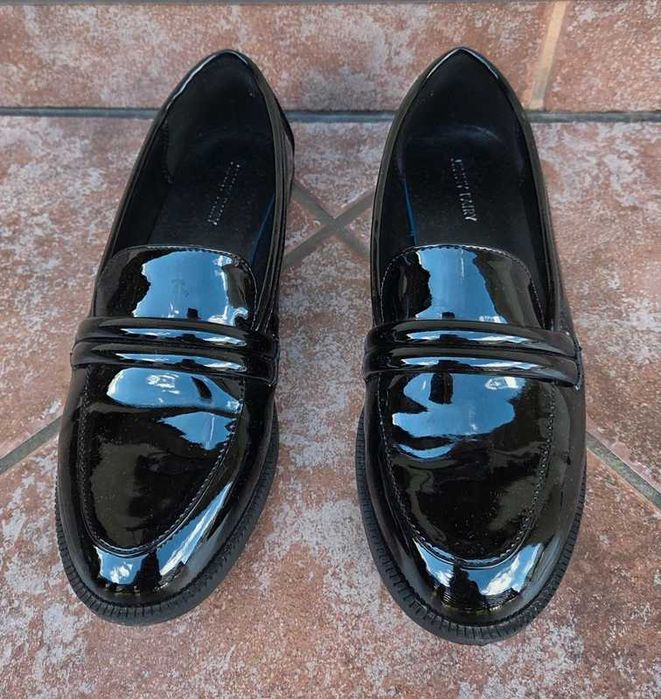 Damskie lakierowane buty