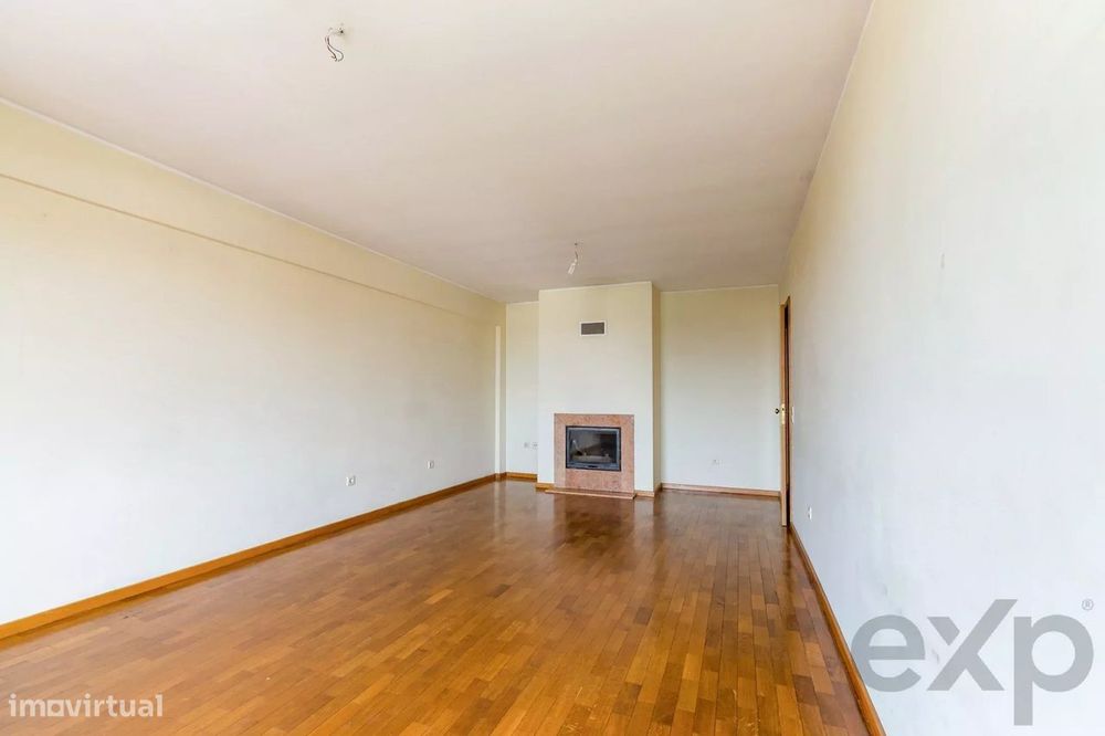 T1 no 4.º e último piso com elevador, varanda poente, garagem e vistas