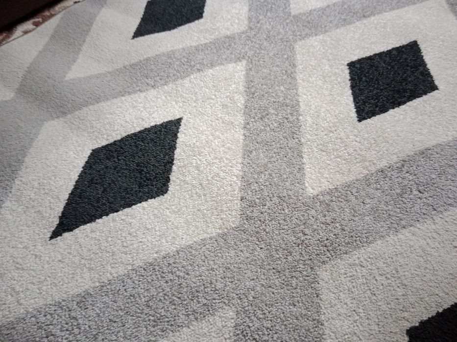 Dywan biało-szaro czarny  133 x 195 cm