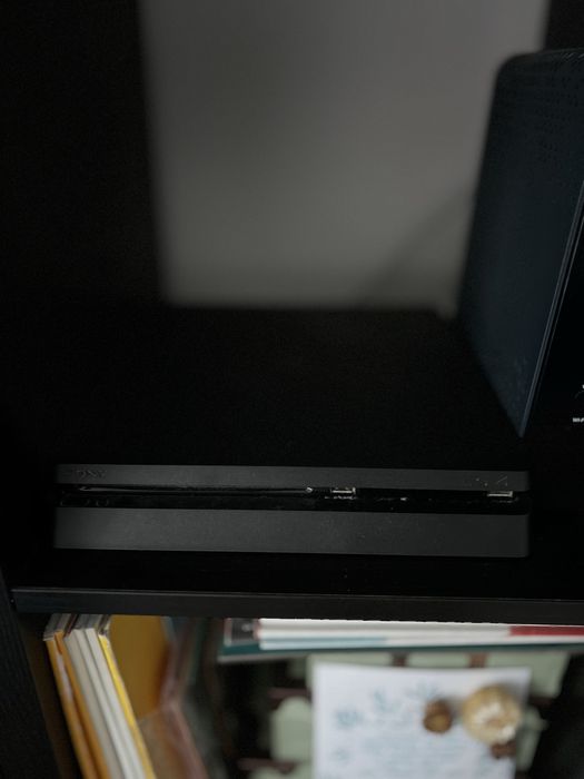 PS4 Slim 1TB + 2 comandos