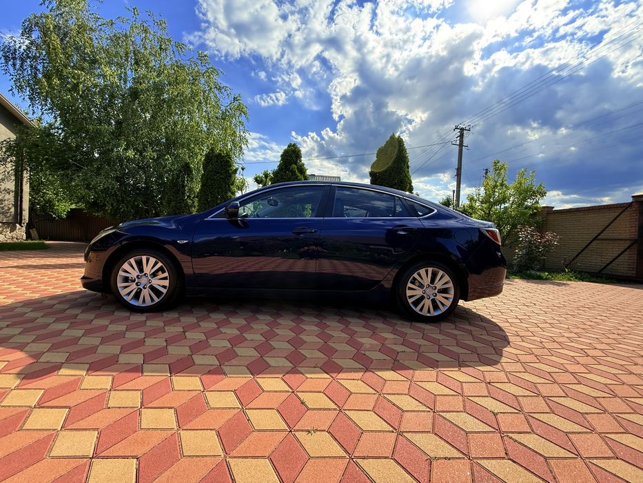 Продам свой  автомобиль MAZDA 6