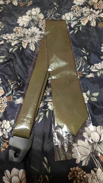 Krawat w kolorze khaki, wzór 306/MON