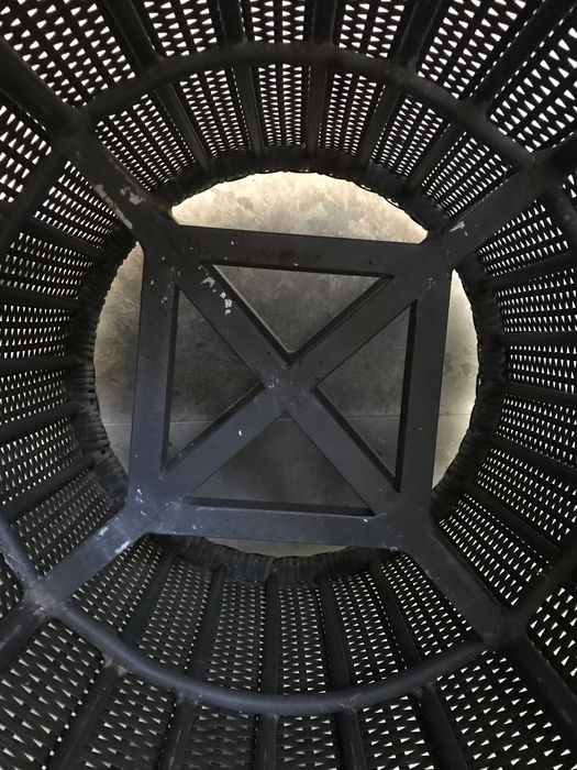 Conjunto de 2 floreiras e respectivos vasos.