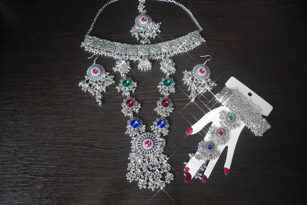 Шикарный комплект индийских украшений. Тика, сережки, колье, браслет