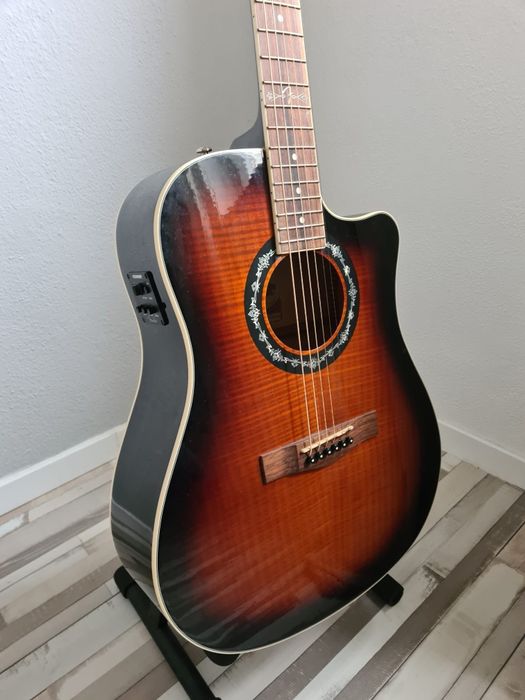Guitarra Fender Fishman semi-acústica.
