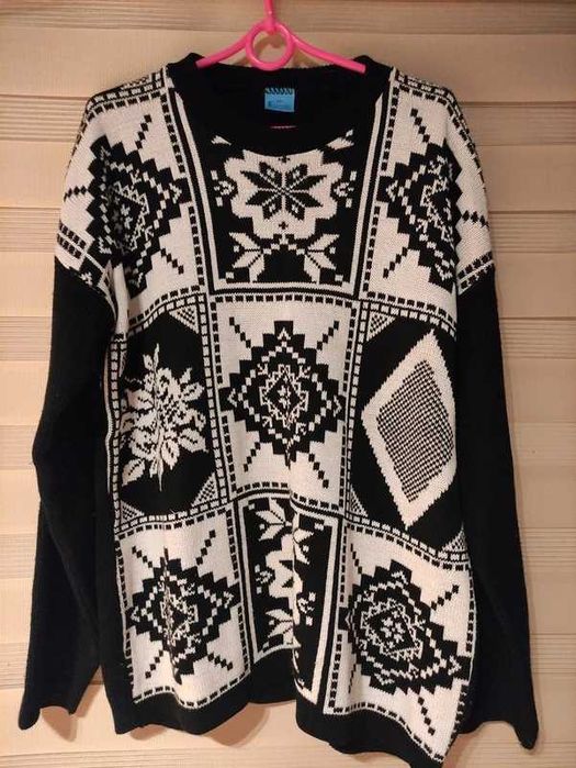 Czarno-biały sweter świąteczny