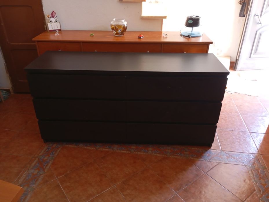 Cómoda preta de 6 gavetas