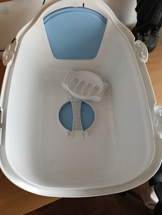 Caixa fechada de areia para gato grande