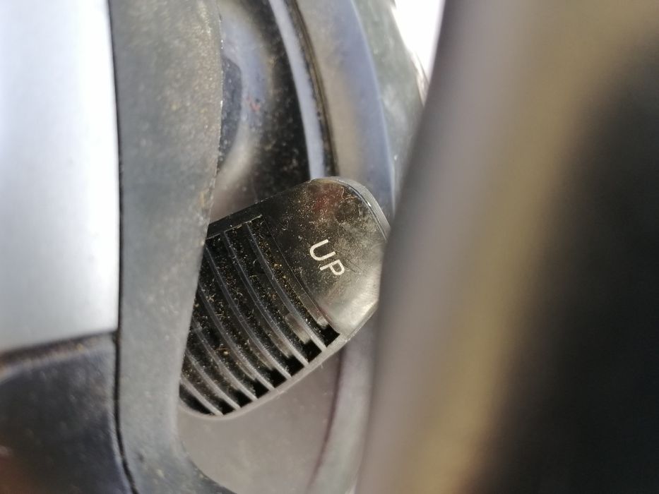 Volante pedais e meudança atrás do volante