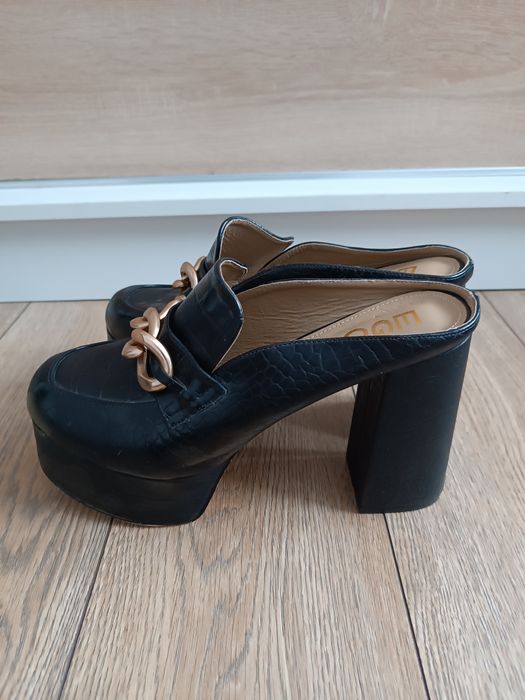 Czarne wysokie obcasy