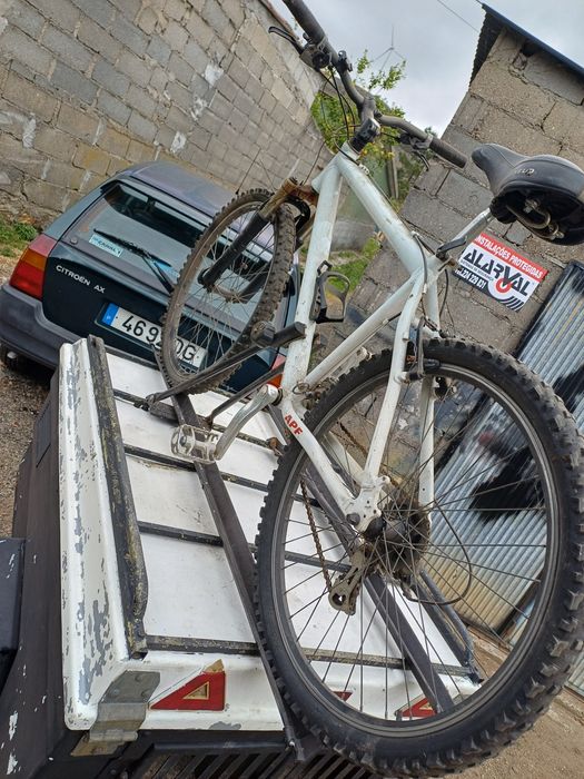 Atrelado leva 2 bicicletas