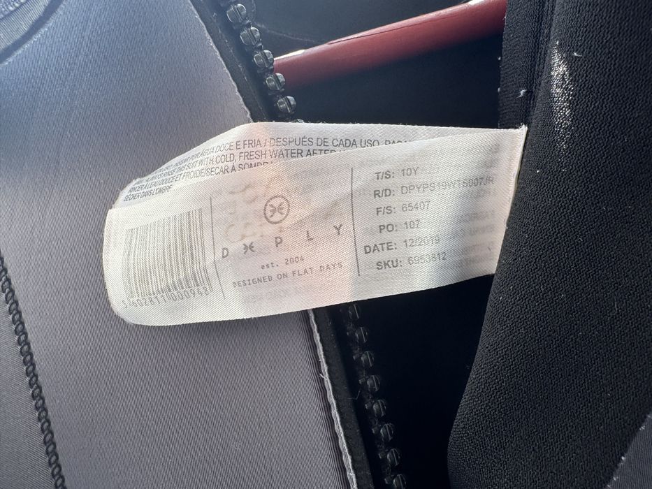 Fato Surf Deeply cinzento + Oferta poncho Deeply azul escuro