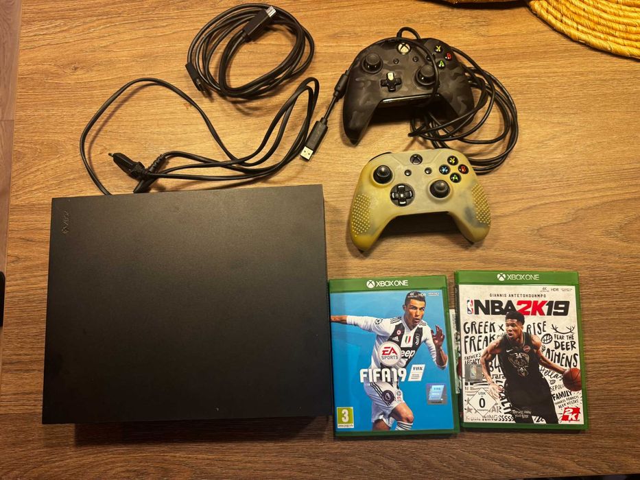 Xbox one x 1 TB 2 pady, dwie gry - konsola  w stanie IDEALNYM