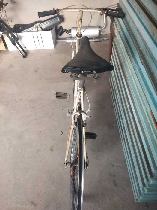 Bicicleta incompleta dos anos 80