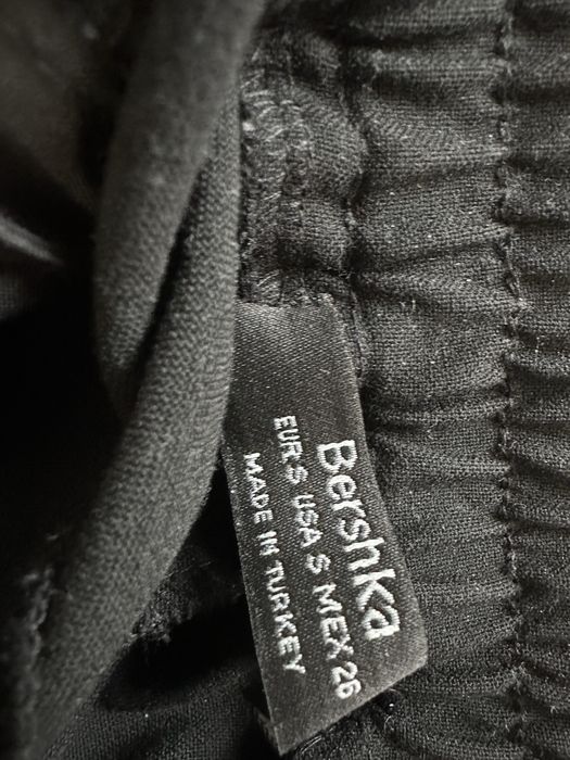 Klasyczne, czarne spodnie na gumce Bershka S ze scigaczem