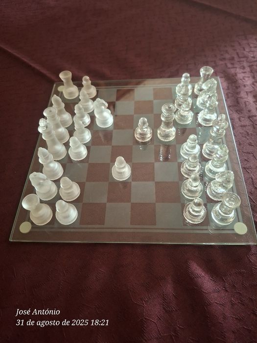 Tabuleiro de vidro com peças de xadrez