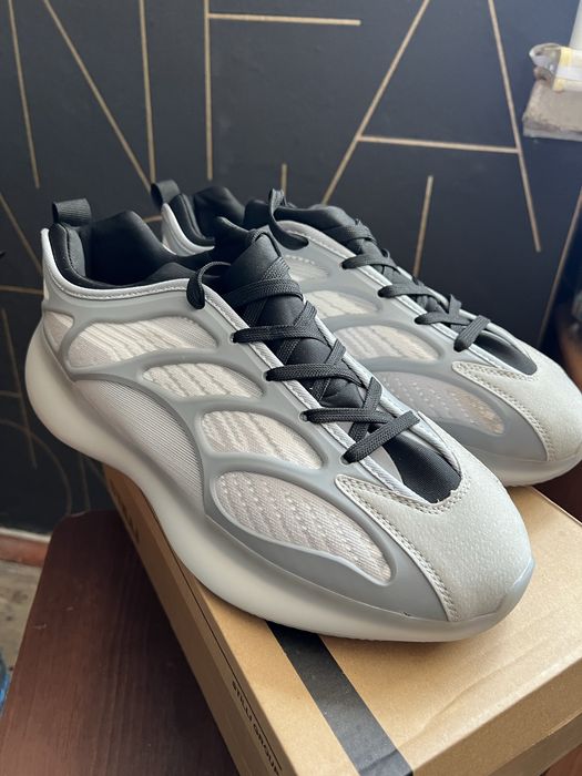 Adidas yeezy boost 700 v3