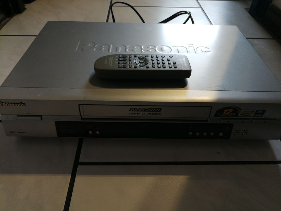 Wideo magnetowid vhs panasonic nv-fj628ee-s