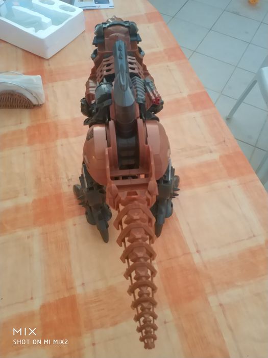 Brinquedo robot que se transforma em animal com luzes e barulho