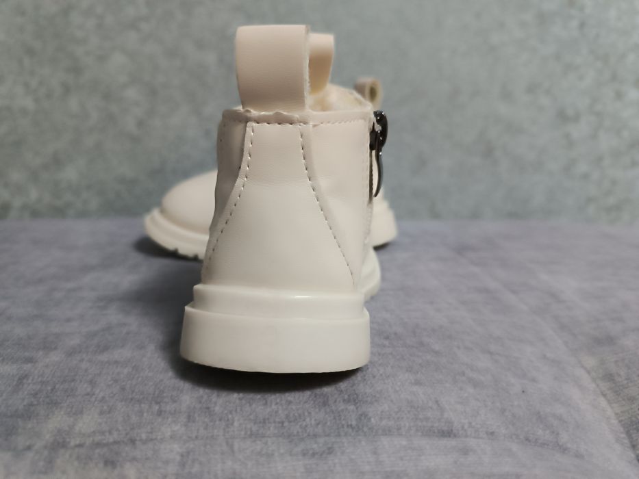 Модні черевички для дівчинки