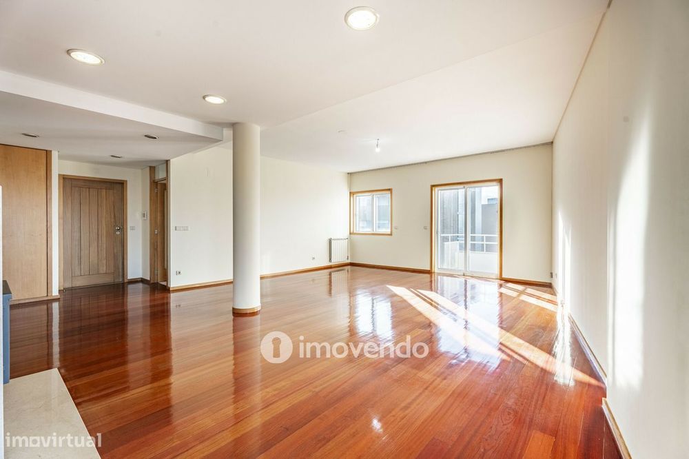Apartamento T4 pronto a habitar, com garagem, em Braga