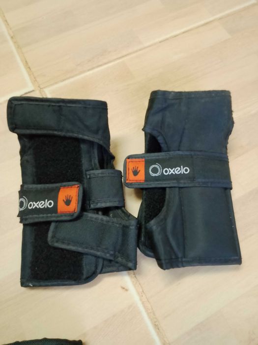 Conj joelheiras, cotoveleiras, luvas e capacete 8/12 anos como novo