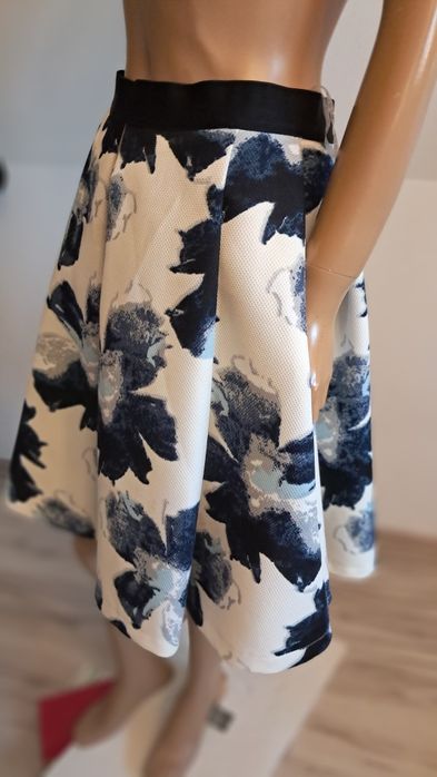 Spódnica biało niebieska motyw kwiatowy